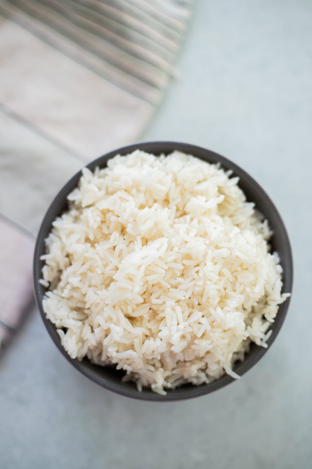 Cooked rice in a gray bowl.